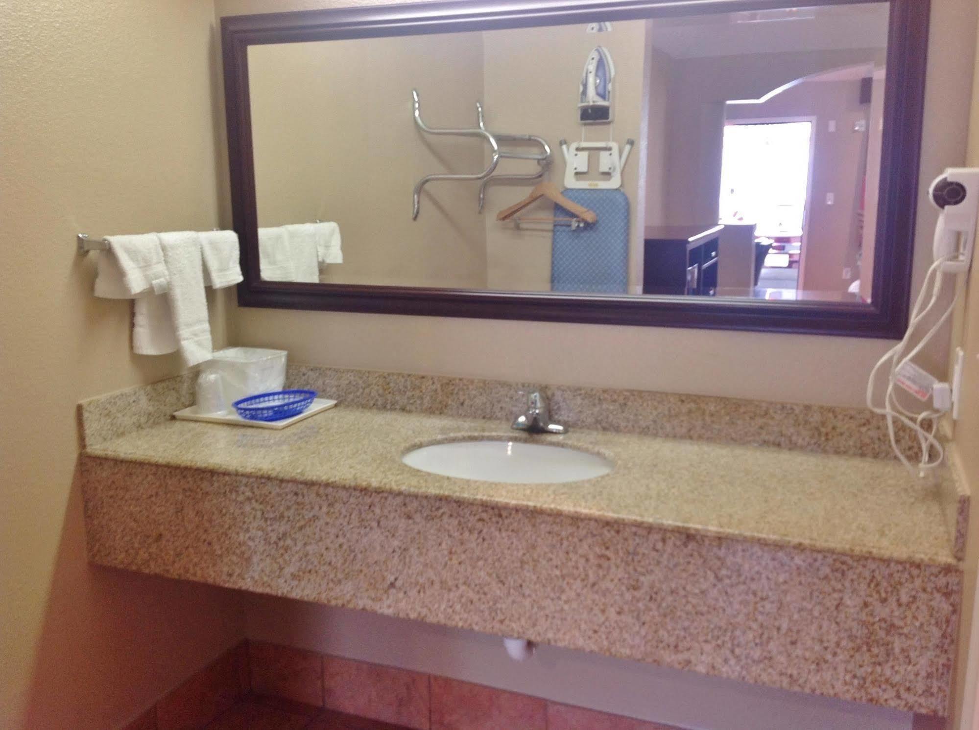 Americas Best Value Inn And Suites Houston / Tomball Parkway 외부 사진